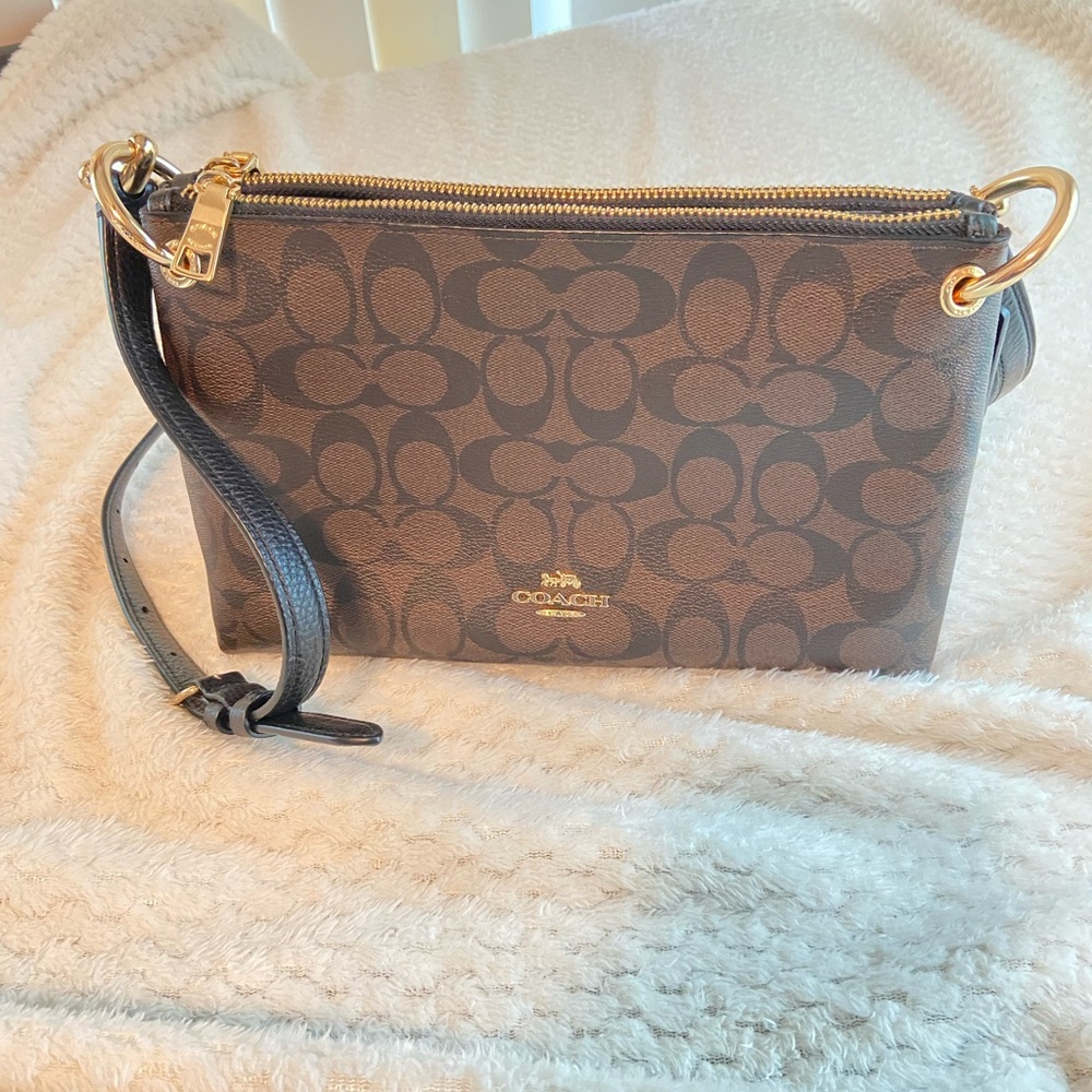 COACH 58328 Lilah Crossbody Signature Canvas Back Shoulder Auhtentic